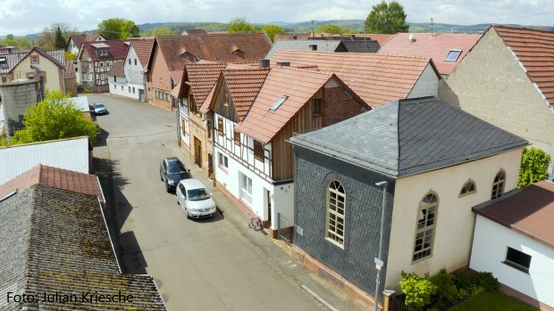 Aerial view of the synagogue between half-timbered houses.