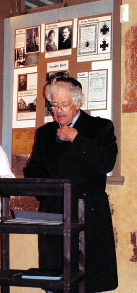 Elderly man with kippah recites in the synagogue