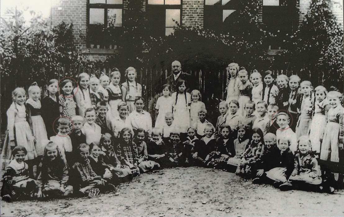 Gruppenfoto vor der Schule