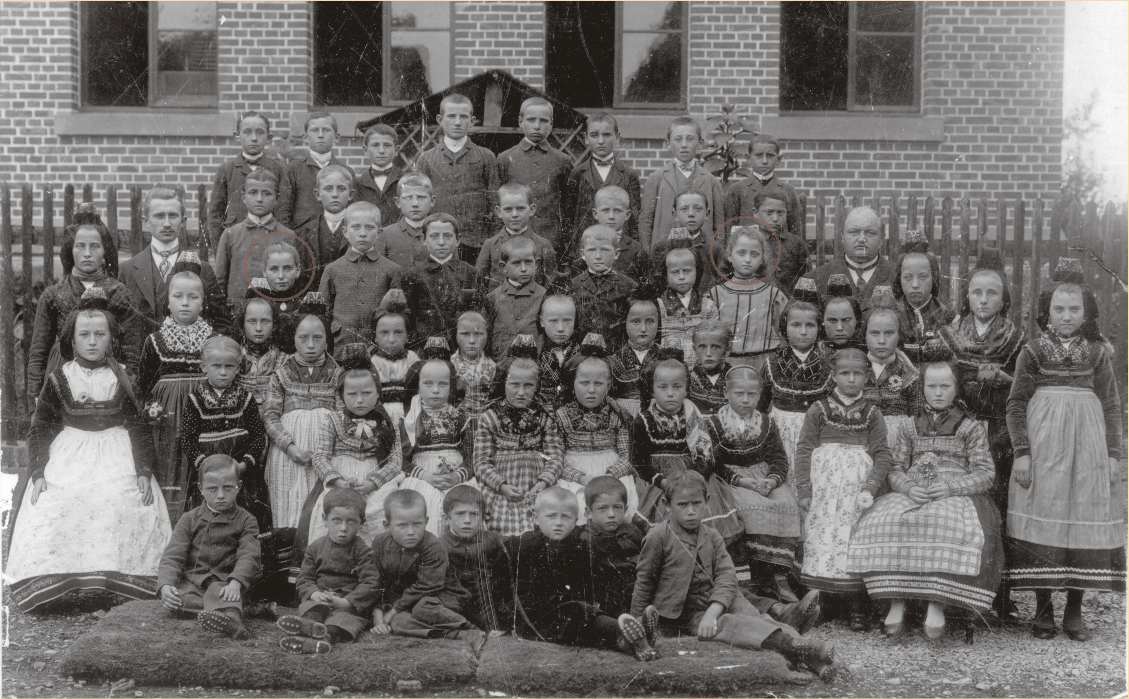 Gruppenfoto vor der Schule