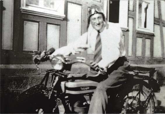 Mann mit Motorrad