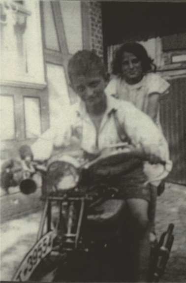 Kind auf Motorrad