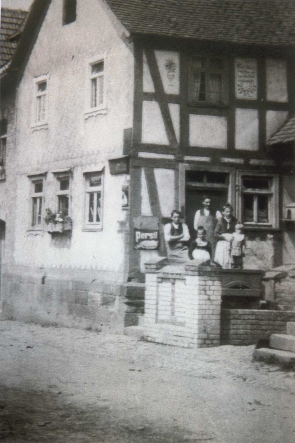 Fachwerkhaus mit Personengruppe