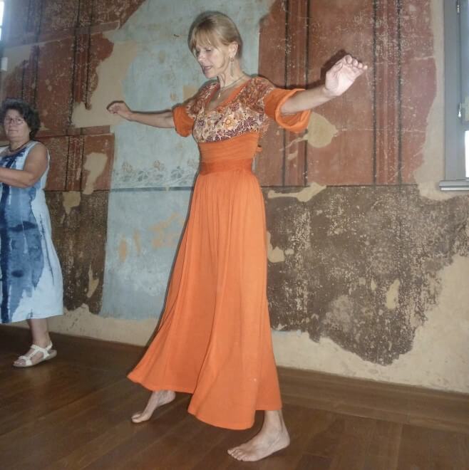 Tanzende Frau in der Synagoge