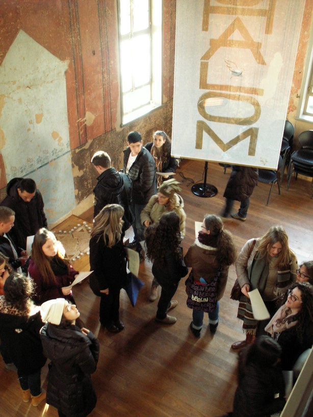 Menschgruppe in Synagoge