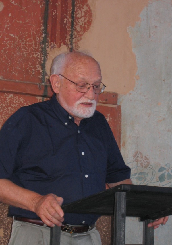 Älterer Mann am Rednerpult in der Synagoge