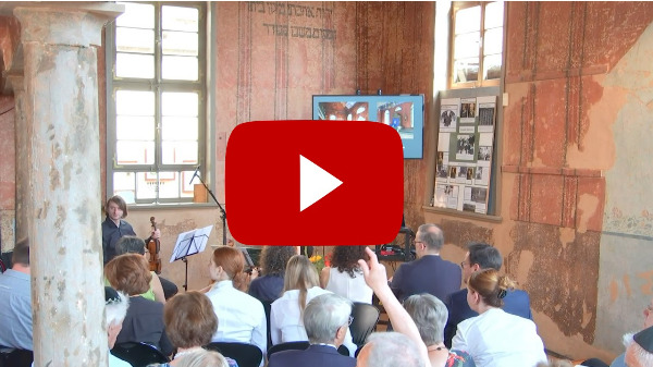 Publikum in Synagoge mit Button