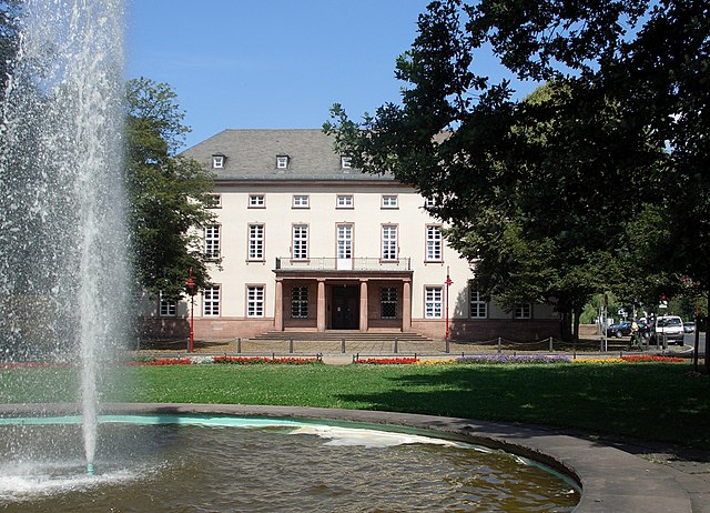 Staatsarchiv Marburg mit Brunnen im Vordergrund