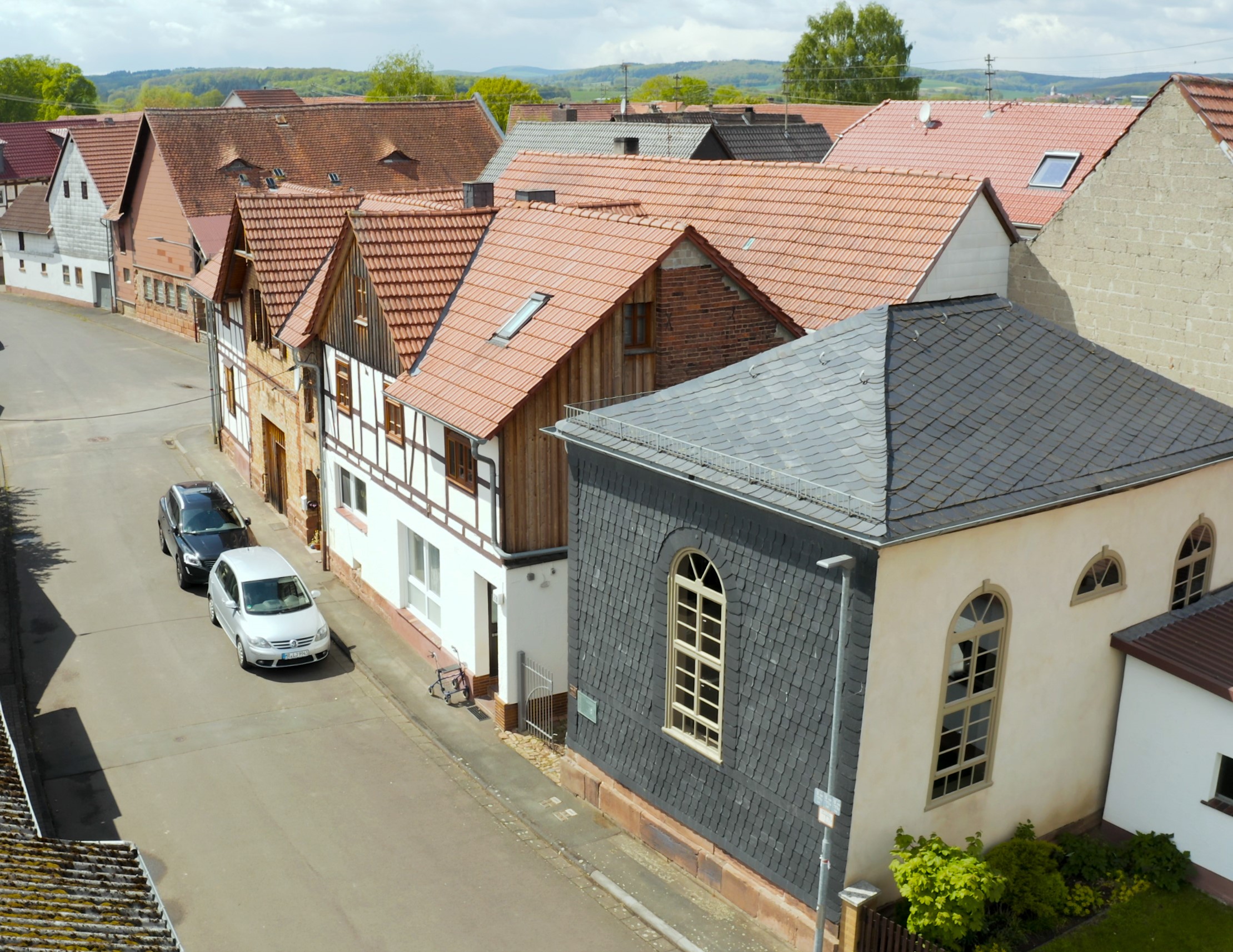 Luftaufnahme eines Teils von Roth mit Synagoge in der Mitte