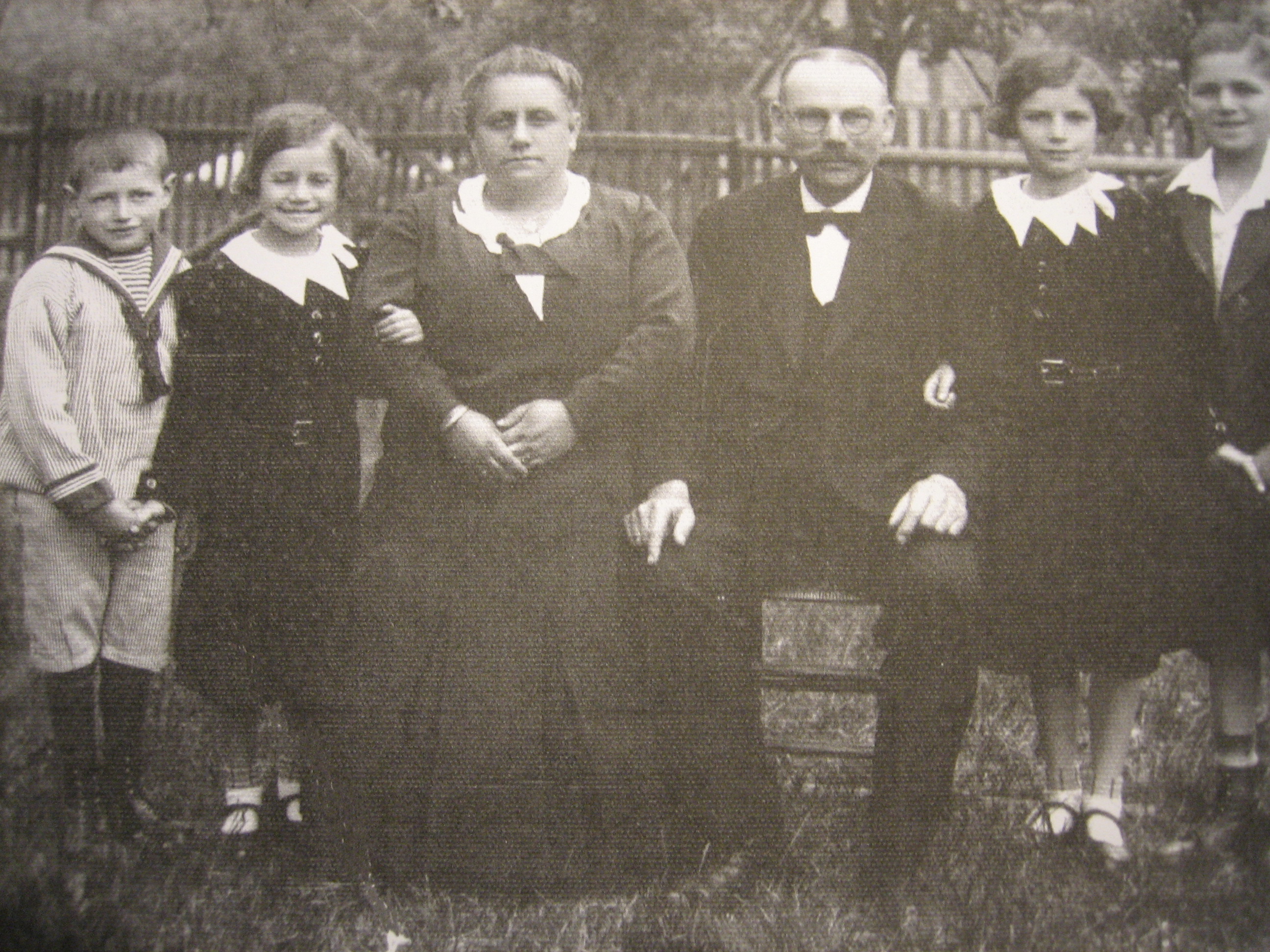 SW-Familienfoto der Eltern und 4 Kindern