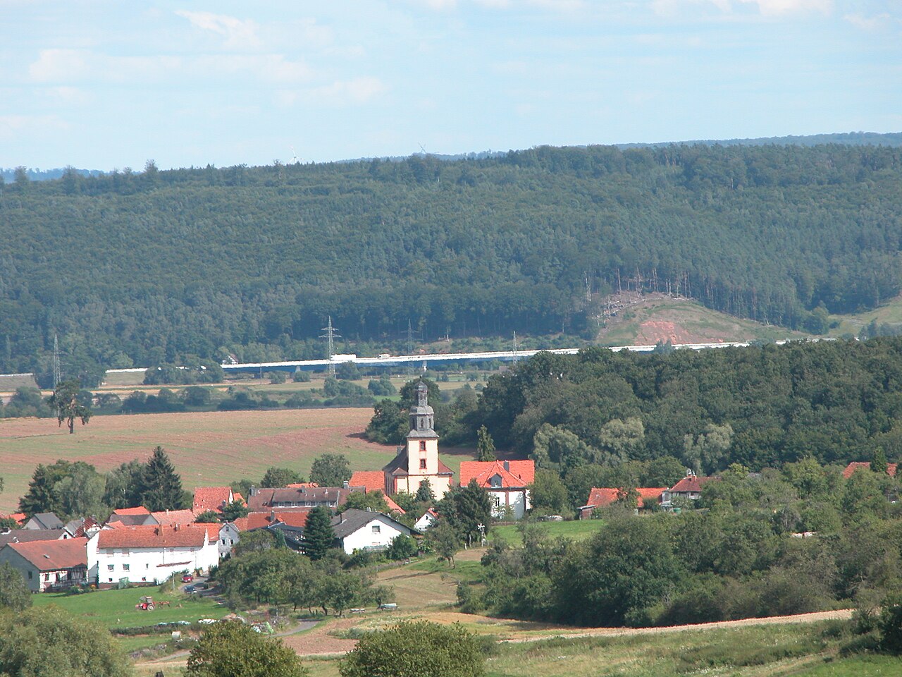 Dorf mit Kirche in der Landschaft