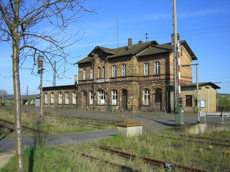 rotes Backsteingebäude mit Gleisen