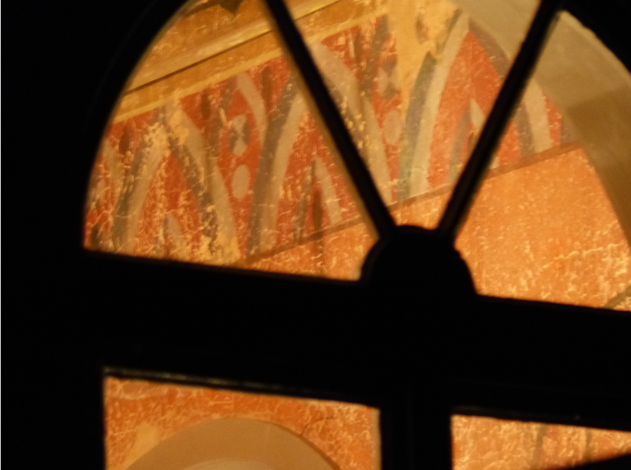 Blick durchs Fenster in die erleuchtete Synagoge